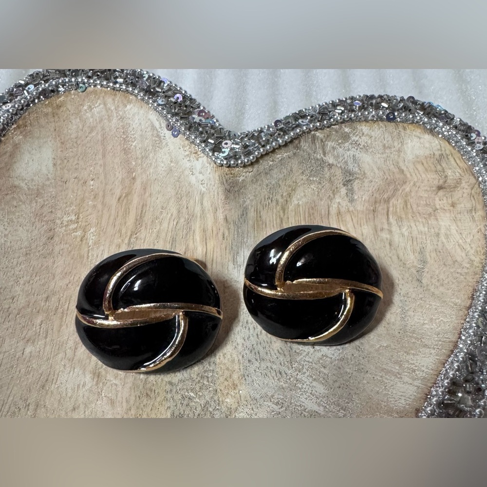 Vintage MUSI Signed Shoe Clips Black
Enamel Gold Tone Open Circle
